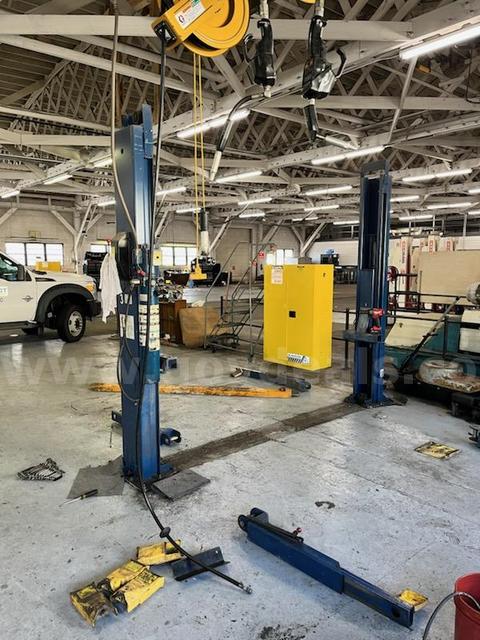 2 Post Vehicle Lift