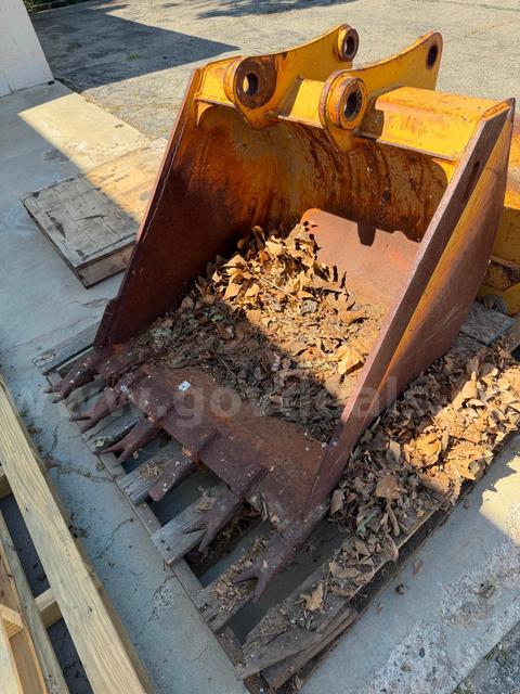 36" Cat Backhoe bucket