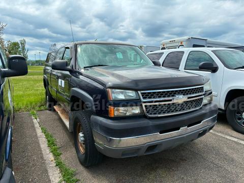 2005 Chevrolet Silverado 2500HD Work Truck Ext. Cab Short Bed 4WD