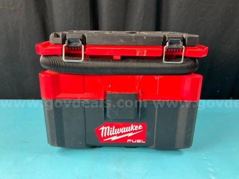 Milwaukee Packout 2.5 Gallon Wet/Dry Vacuum Model 0970-20 without Battery, Powers On