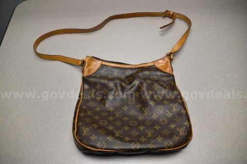 Non authenticated Louis Vuitton purse.