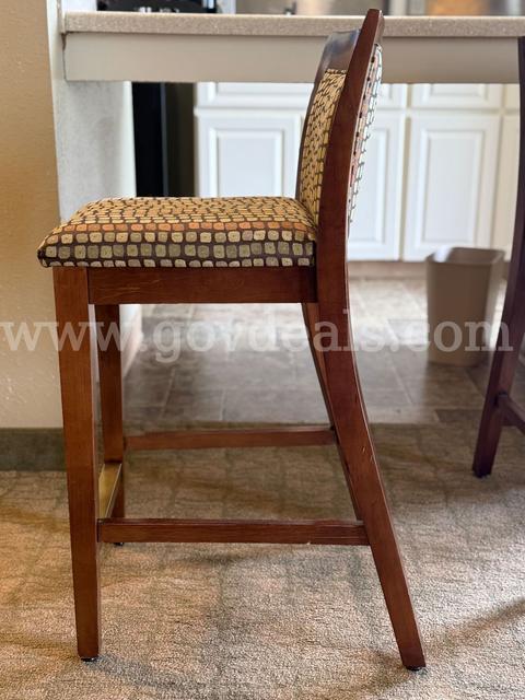 Lot of 142 bar stools/chairs