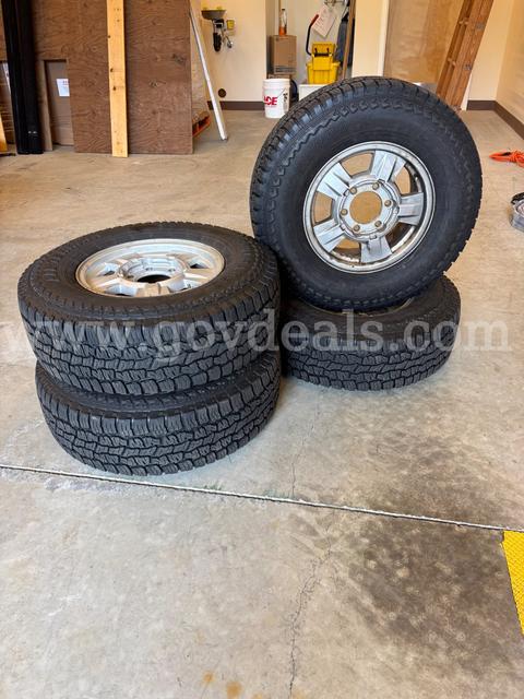 Lot of 4 Open Range Tires P235/75R15