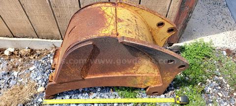 37"/19" BACKHOE BUCKET WITH 3 TEETH
