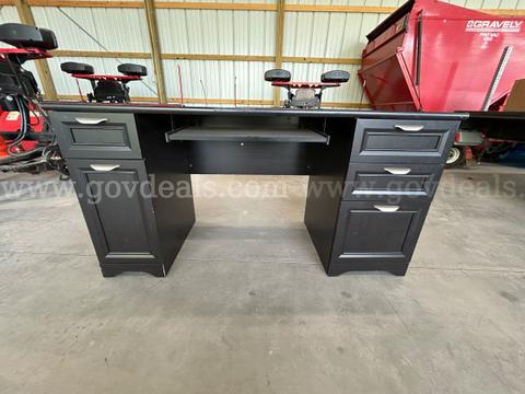 LOT of 2 Desks (1 wooden, 1 Metal)