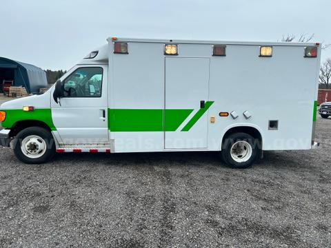 2004 ford ambulance with only 228,878 kms Pre emission 6.0L diesel very clean in & out