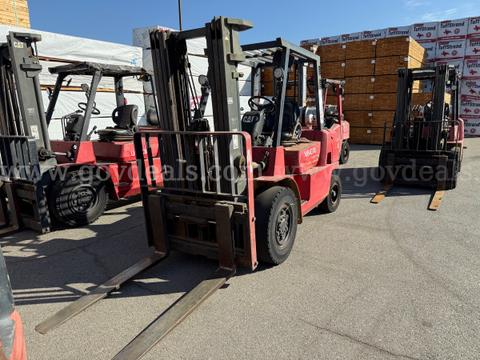 2005 Caterpillar GP40K1 Pneumatic Tire Forklift-Inoperable