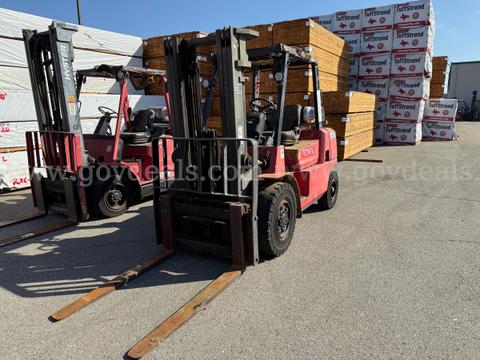 2005 Caterpillar GP40K1 Pneumatic Tire Forklift-Inoperable