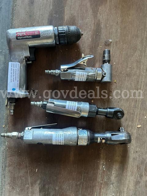 1 Drill air tool, 1 Drive Wrench tool, 1 Air Racthet, 1 Air angle grinder