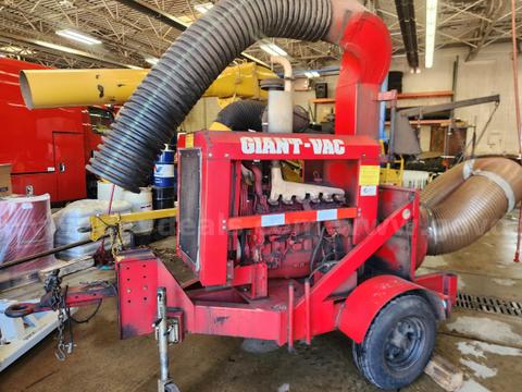2004 GRANT-VAC LEAF VACUUM