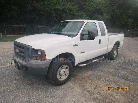 2005 Ford F-250 SD XL SuperCab Long Bed 4WD