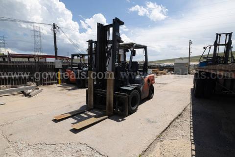 2014 Toyota 8FD40U Pneumatic Tire Forklift