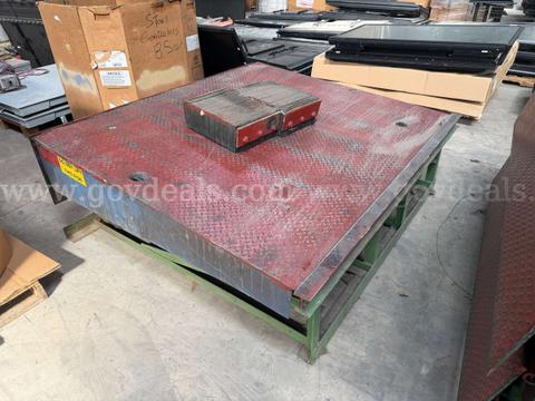 Used Hydraulic Dock Leveler / Dockboard β Heavy-Duty Steel Diamond Plate