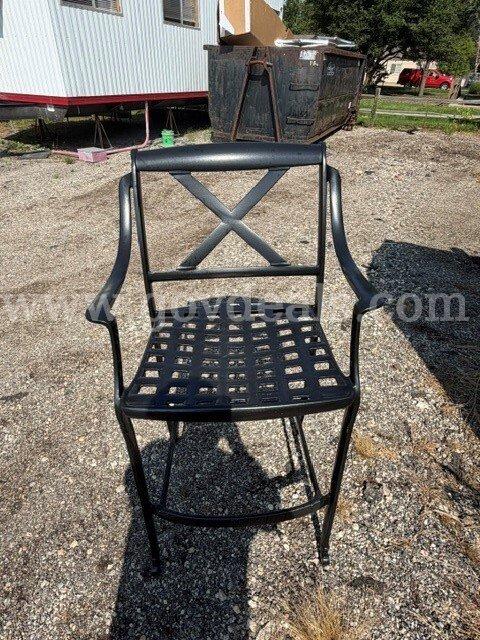 1 Counter Height outdoor chair