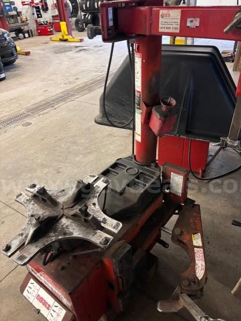 Tire mounting machine