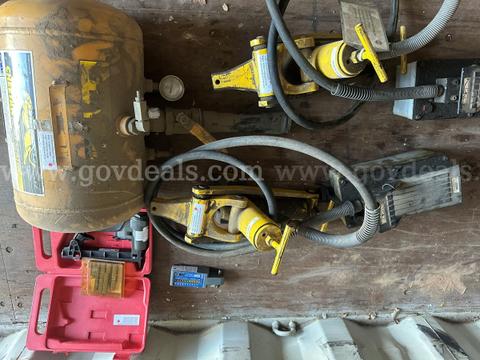 2 Extension Planks, 1 Bead Seating tool, 1 Nail Gun small, 2 Tire Changing Bead Breaker, 1 Vacuum Gauge