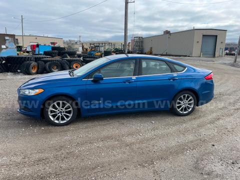 Unit 17202 - 2017 Ford Fusion Hybrid SEDAN 4-DR, 2.0L I4, tires are P225/50R17