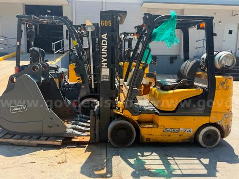 Hyundai 25C-7M LPG Forklift β 5,000 lb Capacity β Pneumatic/Solid Tires β Propane Powered