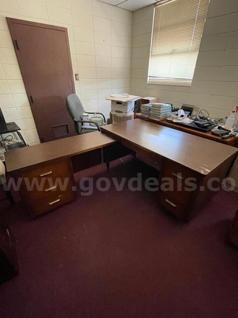 WOODEN 'L' SHAPED DESK