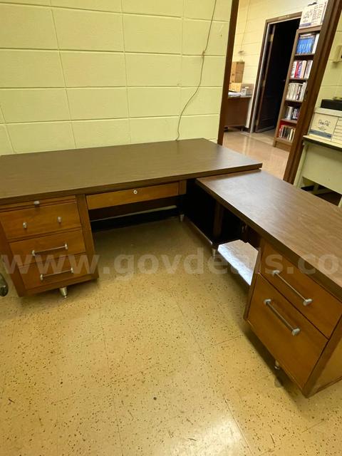 WOODEN 'L' SHAPED DESK
