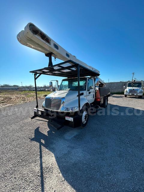 WHITE 2014 INTERNATIONAL DURASTAR 4300 W/ VERSALIFT 80 FOOT OVER CENTER AERIAL B