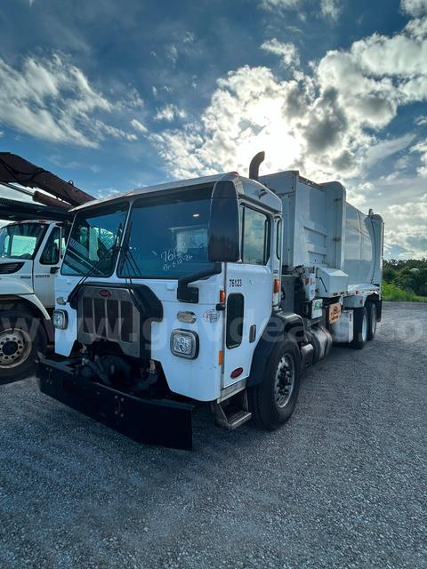WHITE 2020 PETERBILT 520 SIDE LOADER GARBAGE TRUCK W/NEWWAY 31 CYD