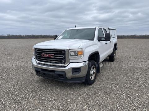 2015 GMC Sierra 2500HD Extended-Cab Pickup Truck, 4x4, with Service Cap