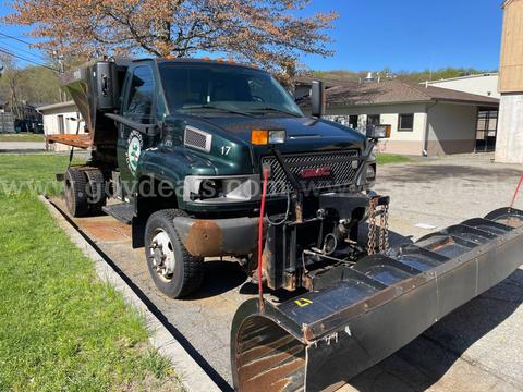 2009 GMC C5C042 Flatbed Truck w/ Salt Box Spreader & Plow