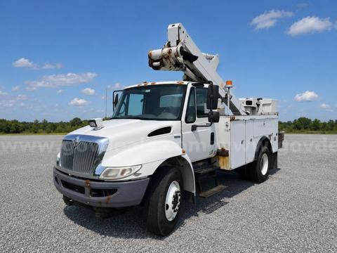 2009 International 4300 Altec TA40, 45 ft, Articulating & Telescopic Bucket Boom