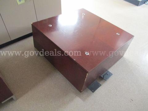 BROKEN missing 3 legs - Low-profile square end table