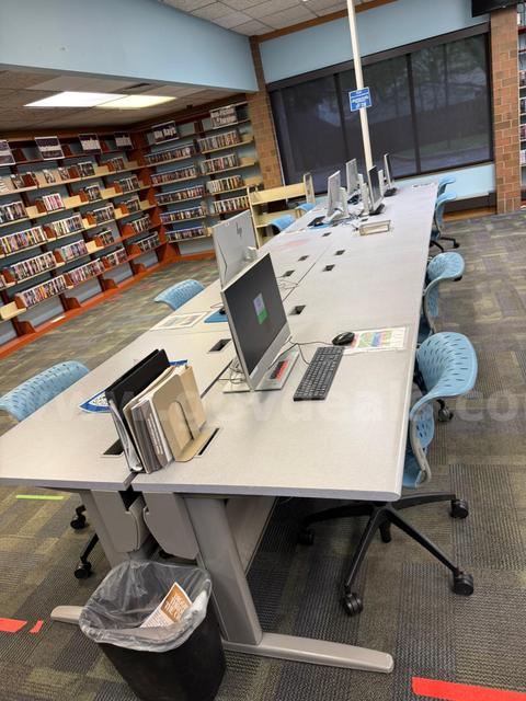LOT 5 - TEN DESK/TABLES