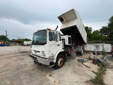 1999 Mack MS300P Leaf Vacuum Truck