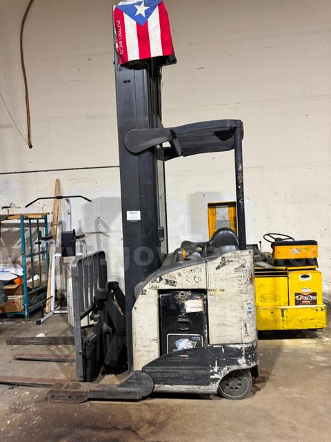 CROWN STAND-UP FORKLIFT