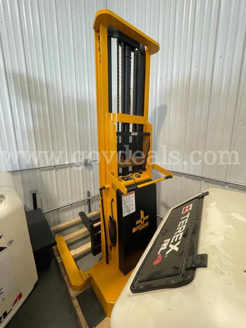 BIG JOE MANUAL STRADDLE STACKER PALLET JACK - ITEM#60NY29