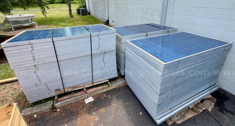 Lot of 154 Solar Panels 235W + 25 Batteries