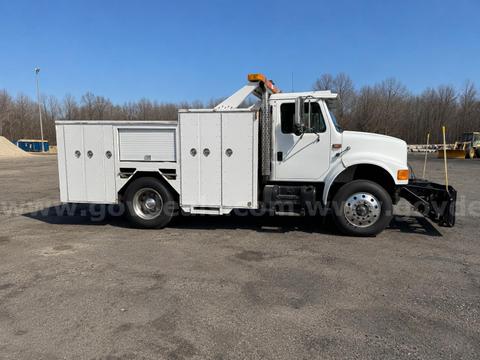 1997 International 4900 Lube Service/ Air Comprssor /Liftgate