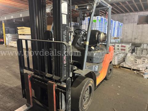 2010 Toyota 8FGU30 Pneumatic Tire Forklift-Inoperable