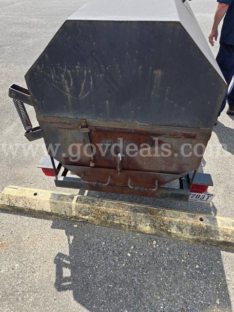 One Charcoal 6'' Tow Grill And One Charcoal 8'' Tow Grill