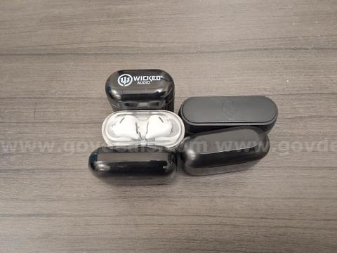 Lot of 5 Earbuds