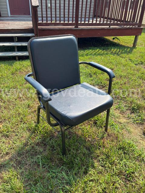 Lot of 28 chairs