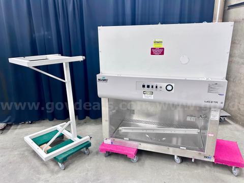 Biological Safety Cabinet w/ Stand: NuAire NU 425-400 (422-26)