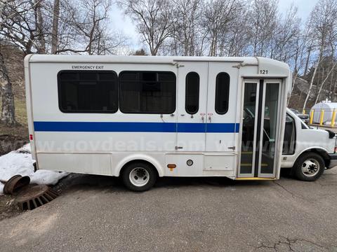 PASSENGER BUS WITH LIFT