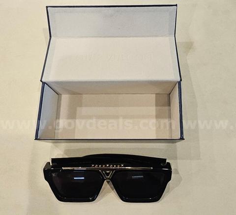 Men’s 1.1 Evidence Sunglasses Louis Vuitton Black LV Gold Detailing