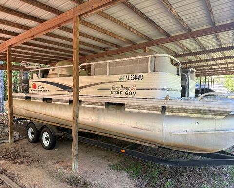 Sun tracker Pontoon Boat