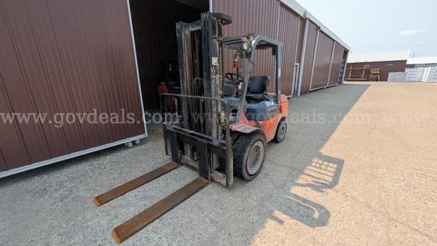 2004 Toyota 7FDU30 Pneumatic Tire Forklift