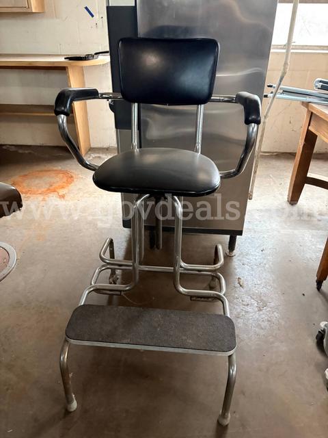 Shoeshine Chair with Footrest