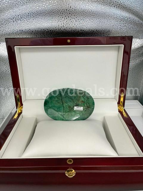 Massive 1057 CT Genuine Beryl Emerald Gemstone, Very unique uncommon piece