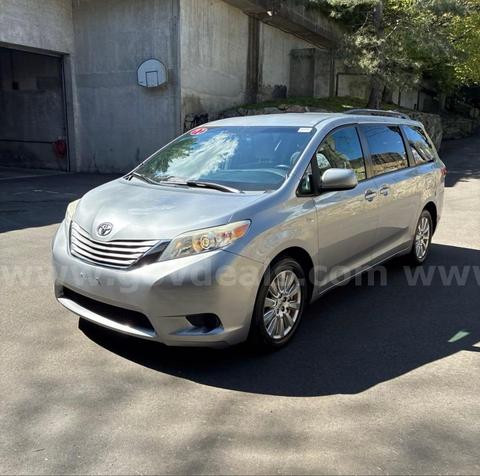 2017 Toyota Sienna LE