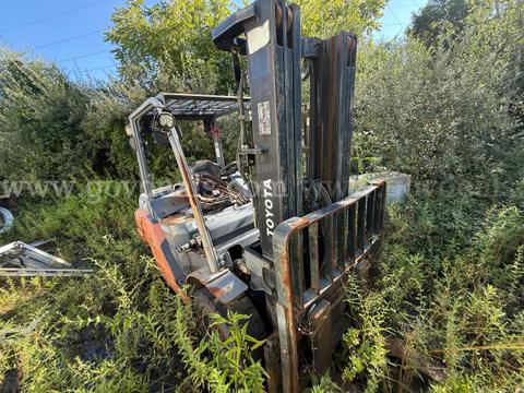 2014 Toyota 8FD35U Pneumatic Tire Forklift-Inoperable