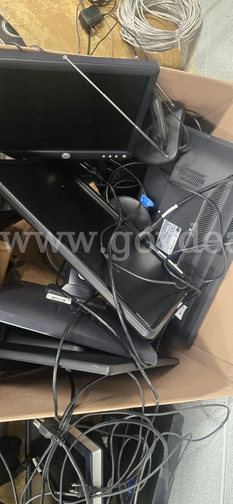 COMPUTER MONITOR - LOT (13)